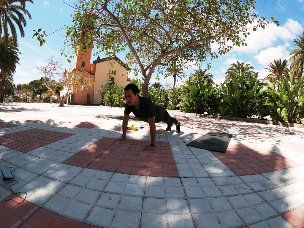 Suma algunas flexiones, realiza ejercicios físicos con burpees o jumping jacks para terminar un buen calentamiento