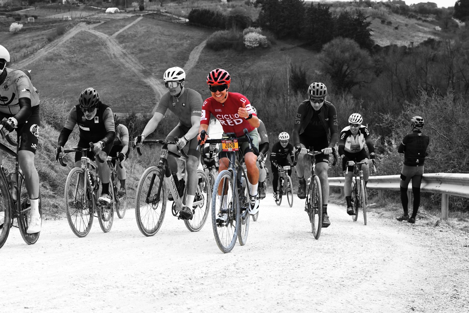 Superar Le Tolfe en la GF Strade Bianche con una sonrisa enorme en el último tramo de grava, refleja la esencia épica de los Caminos Blancos y la gloria ciclista en Siena